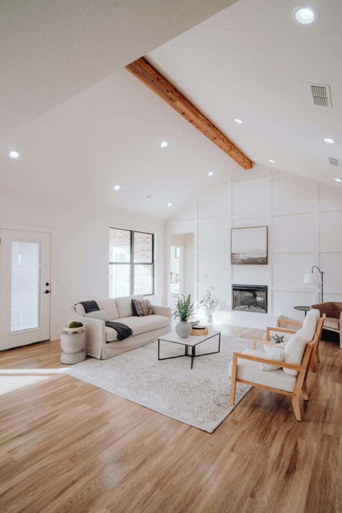 Living room with open circulation and varied seating options
