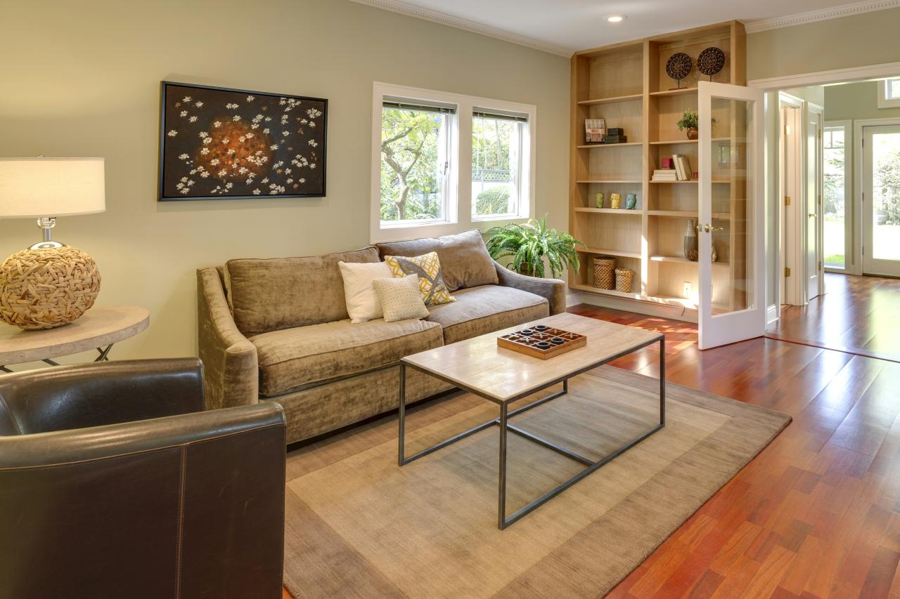 Multipurpose room combining a table, seating, and accessible storage