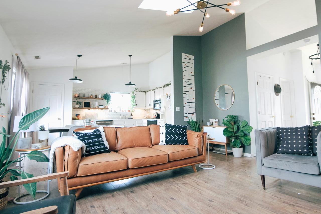Comfortable living room using natural materials and layered textures